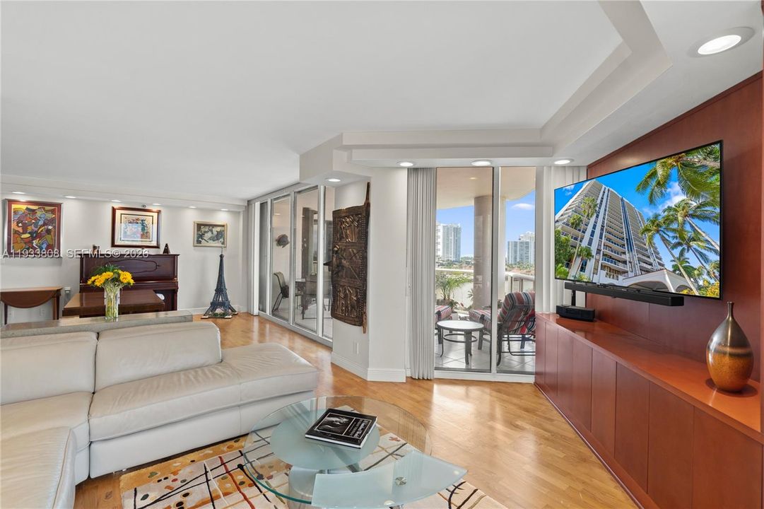 En Venta: $699,000 (3 camas, 2 baños, 1820 Pies cuadrados)