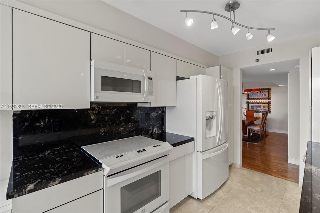 En Venta: $699,000 (3 camas, 2 baños, 1820 Pies cuadrados)