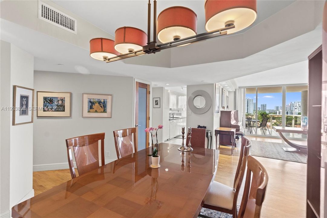 En Venta: $699,000 (3 camas, 2 baños, 1820 Pies cuadrados)