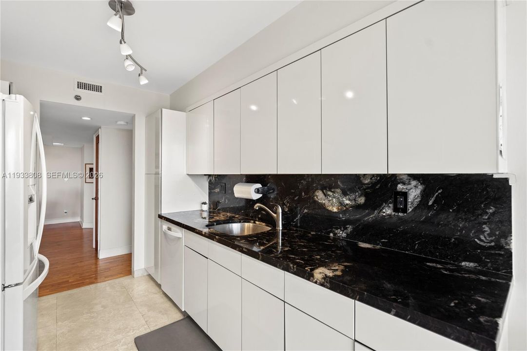 En Venta: $699,000 (3 camas, 2 baños, 1820 Pies cuadrados)