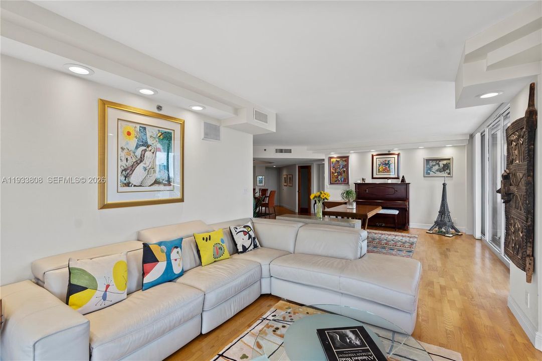 En Venta: $699,000 (3 camas, 2 baños, 1820 Pies cuadrados)