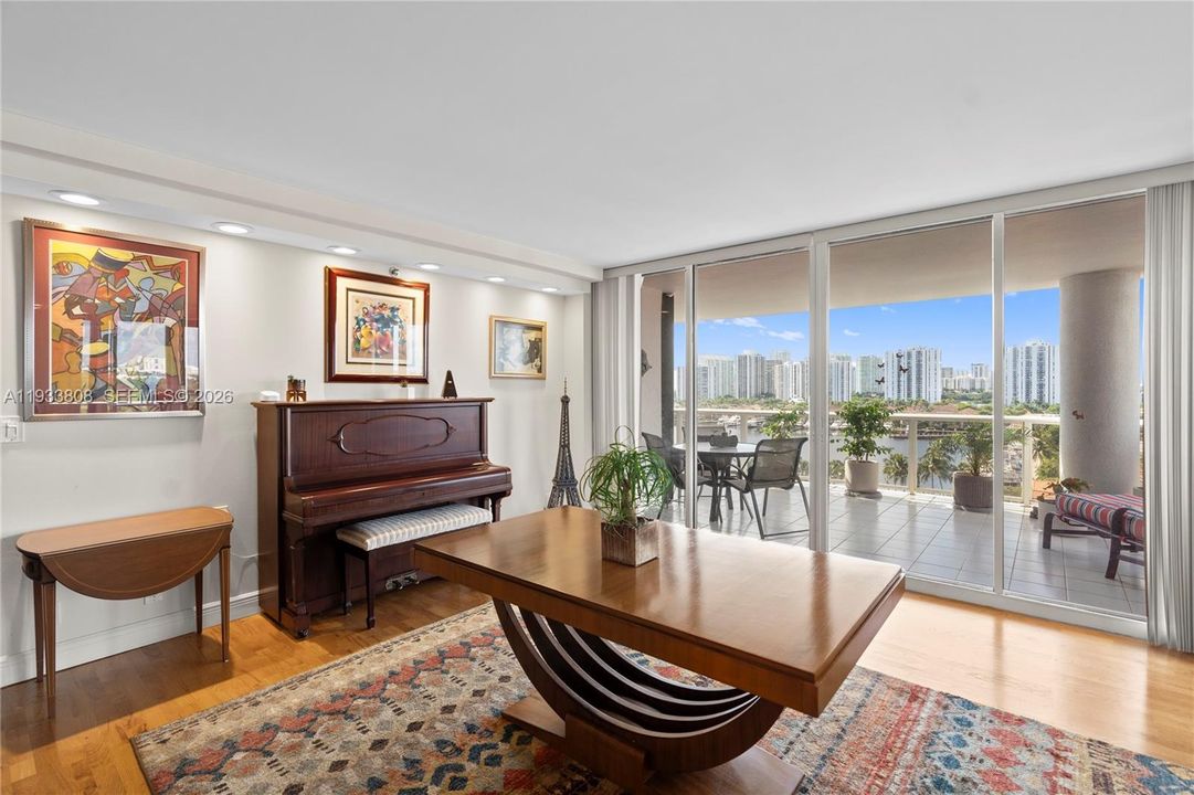 En Venta: $699,000 (3 camas, 2 baños, 1820 Pies cuadrados)