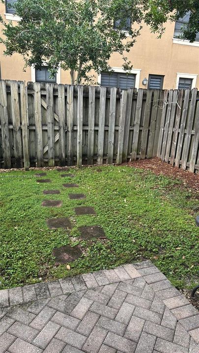 出租: $4,200 (3 贝兹, 2 浴室, 1875 平方英尺)