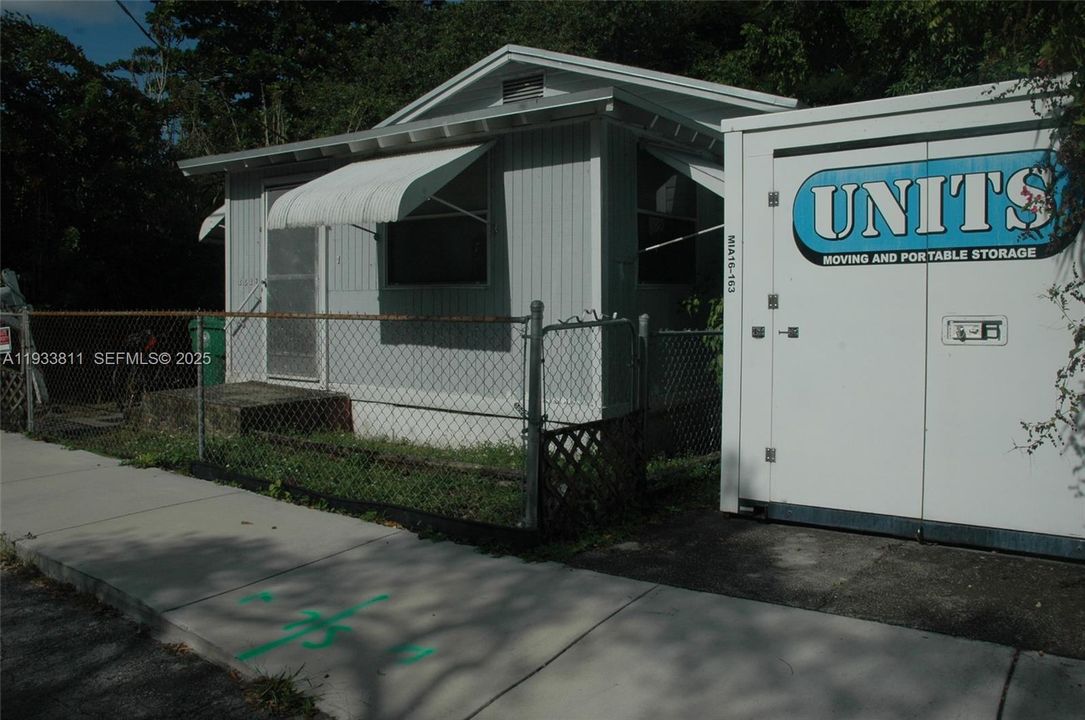 For Sale: $950,000 (2 beds, 1 baths, 852 Square Feet)