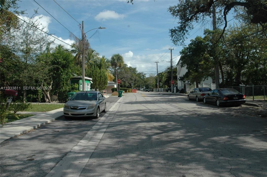 For Sale: $950,000 (2 beds, 1 baths, 852 Square Feet)