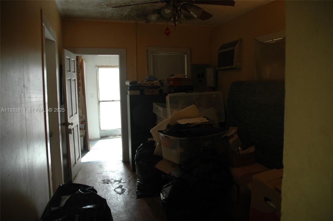 For Sale: $950,000 (2 beds, 1 baths, 852 Square Feet)