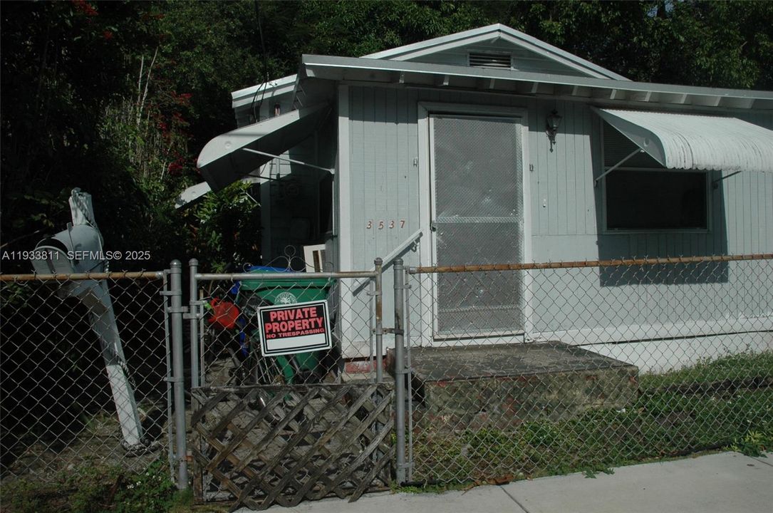 For Sale: $950,000 (2 beds, 1 baths, 852 Square Feet)