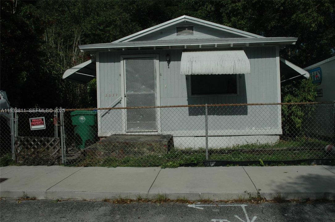 For Sale: $950,000 (2 beds, 1 baths, 852 Square Feet)