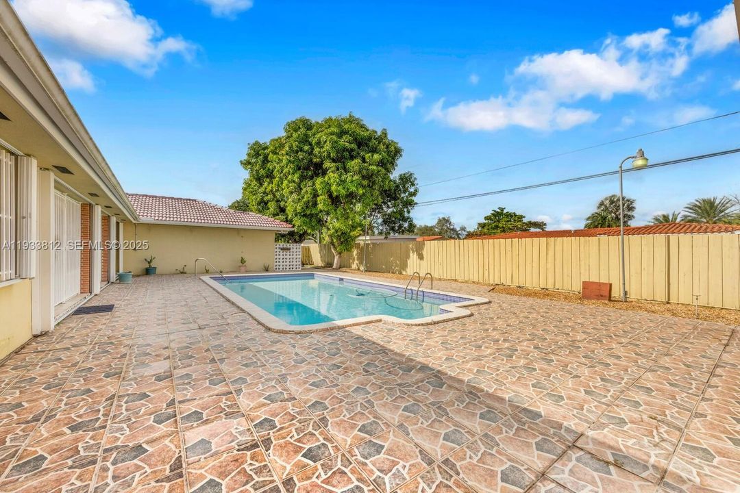 For Sale: $1,000,000 (4 beds, 3 baths, 3182 Square Feet)