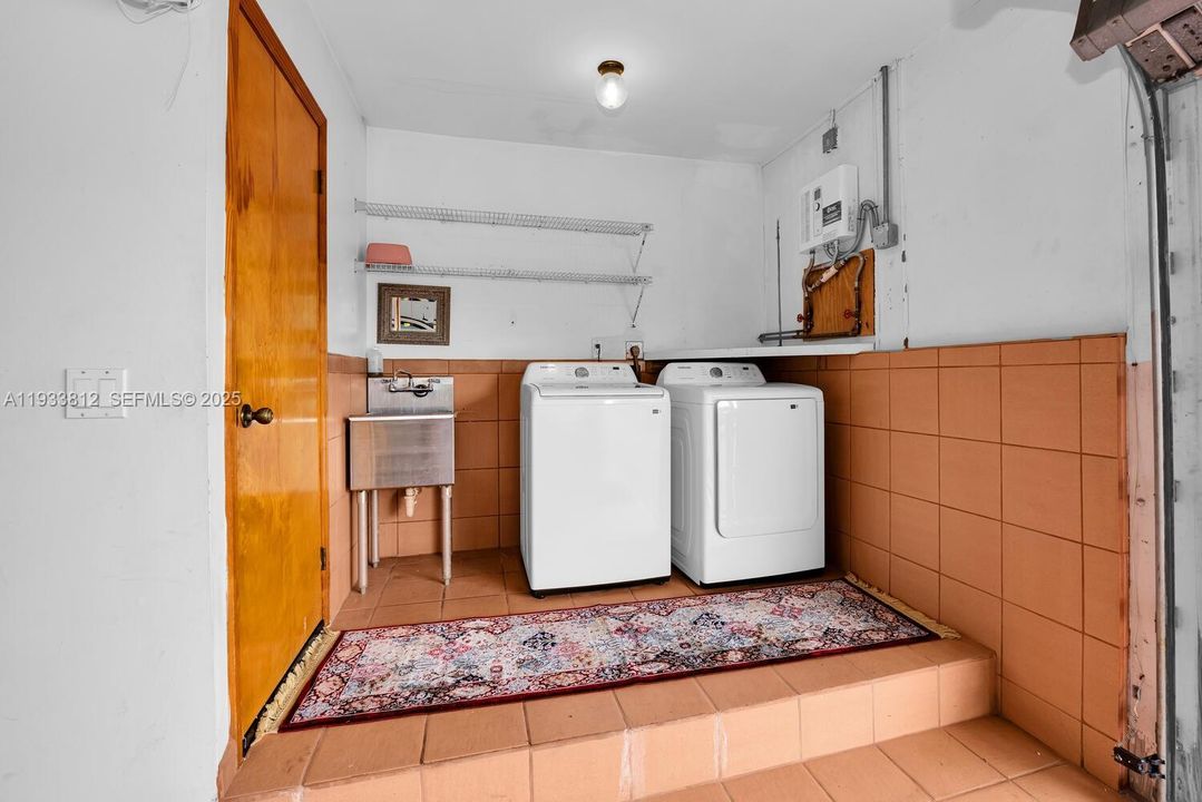 For Sale: $1,000,000 (4 beds, 3 baths, 3182 Square Feet)