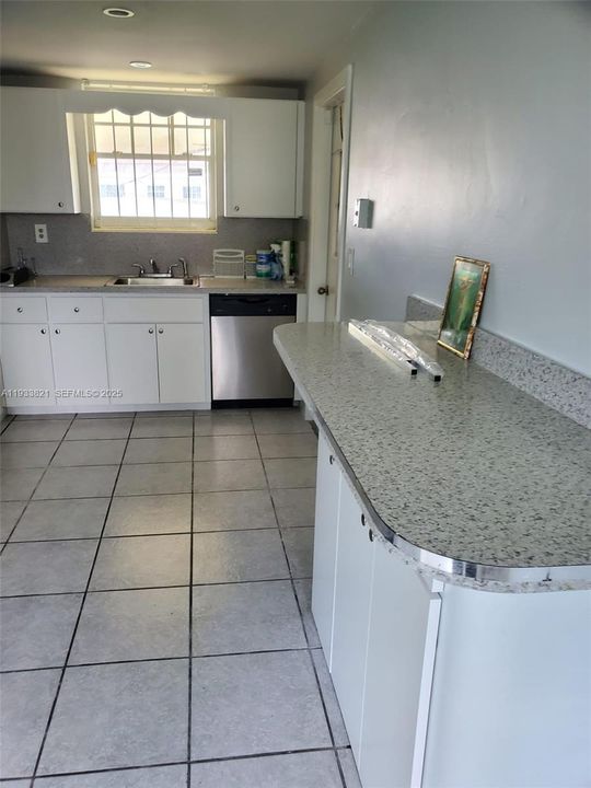 En Venta: $2,400 (2 camas, 1 baños, 1237 Pies cuadrados)