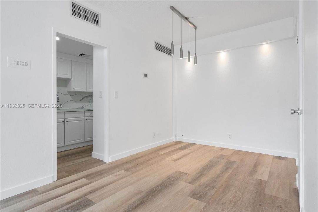 На продажу: $334,900 (1 спален, 1 ванн, 831 Квадратных фут)