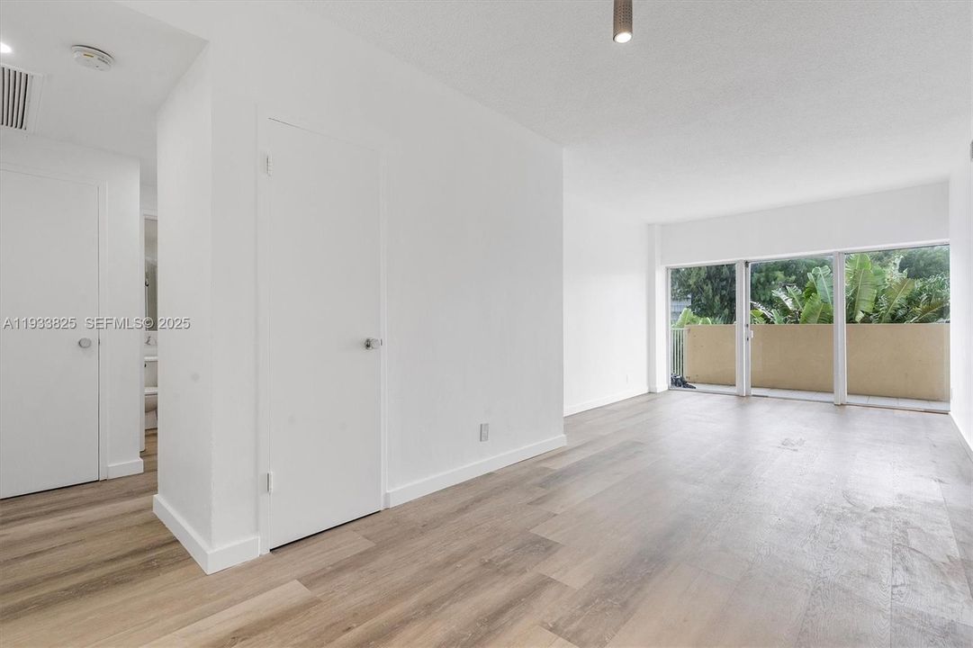 На продажу: $334,900 (1 спален, 1 ванн, 831 Квадратных фут)