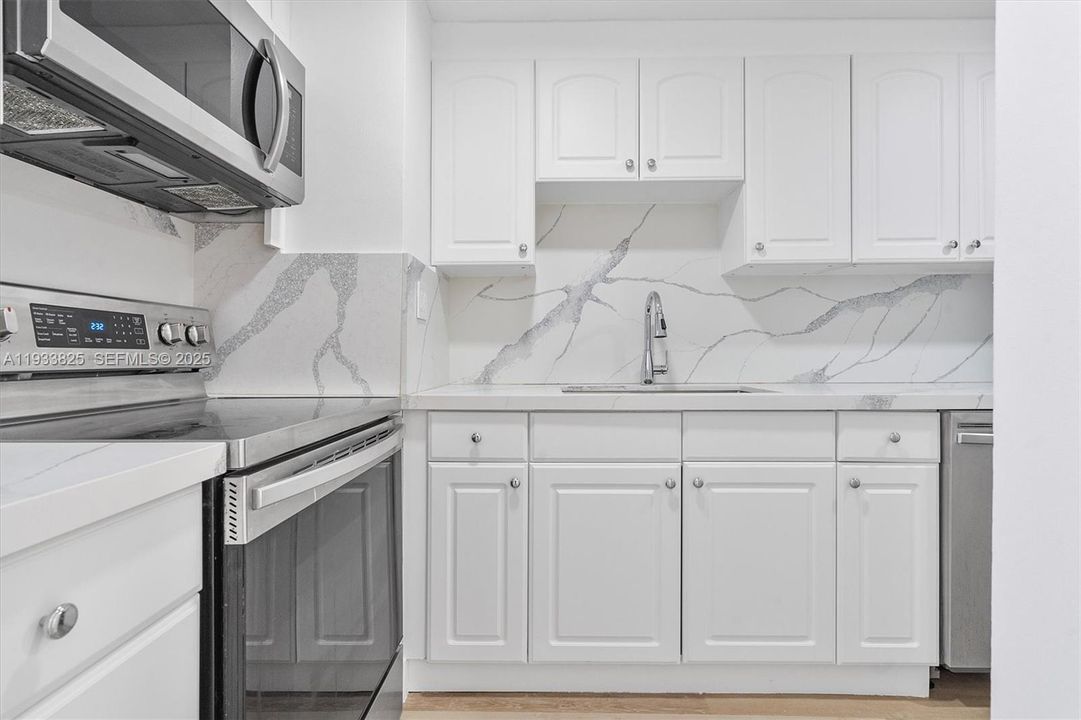 На продажу: $334,900 (1 спален, 1 ванн, 831 Квадратных фут)