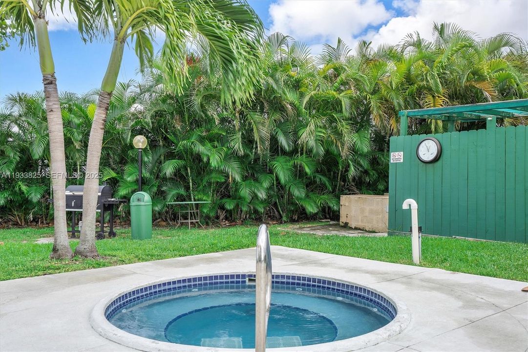 На продажу: $334,900 (1 спален, 1 ванн, 831 Квадратных фут)