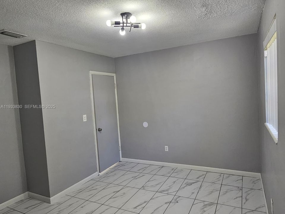 For Rent: $2,600 (2 beds, 1 baths, 800 Square Feet)