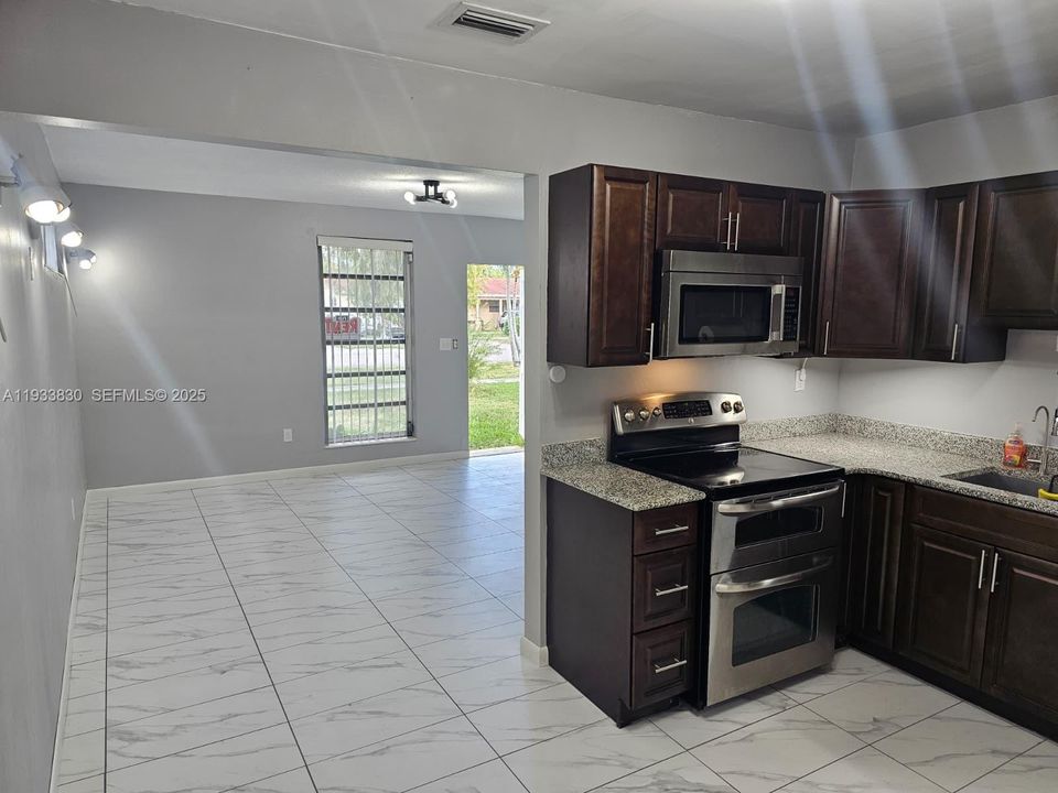 For Rent: $2,600 (2 beds, 1 baths, 800 Square Feet)