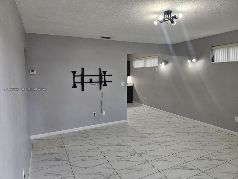 For Rent: $2,600 (2 beds, 1 baths, 800 Square Feet)