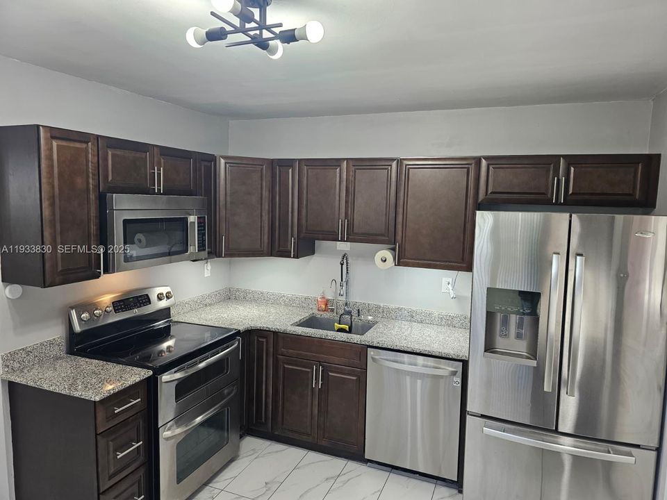 For Rent: $2,600 (2 beds, 1 baths, 800 Square Feet)