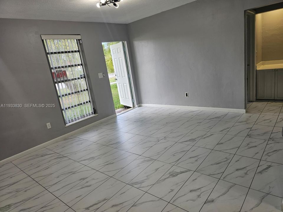 For Rent: $2,600 (2 beds, 1 baths, 800 Square Feet)