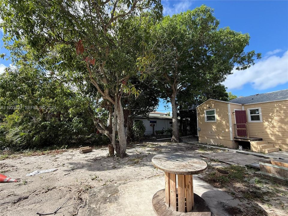 For Rent: $2,100 (3 beds, 1 baths, 1192 Square Feet)