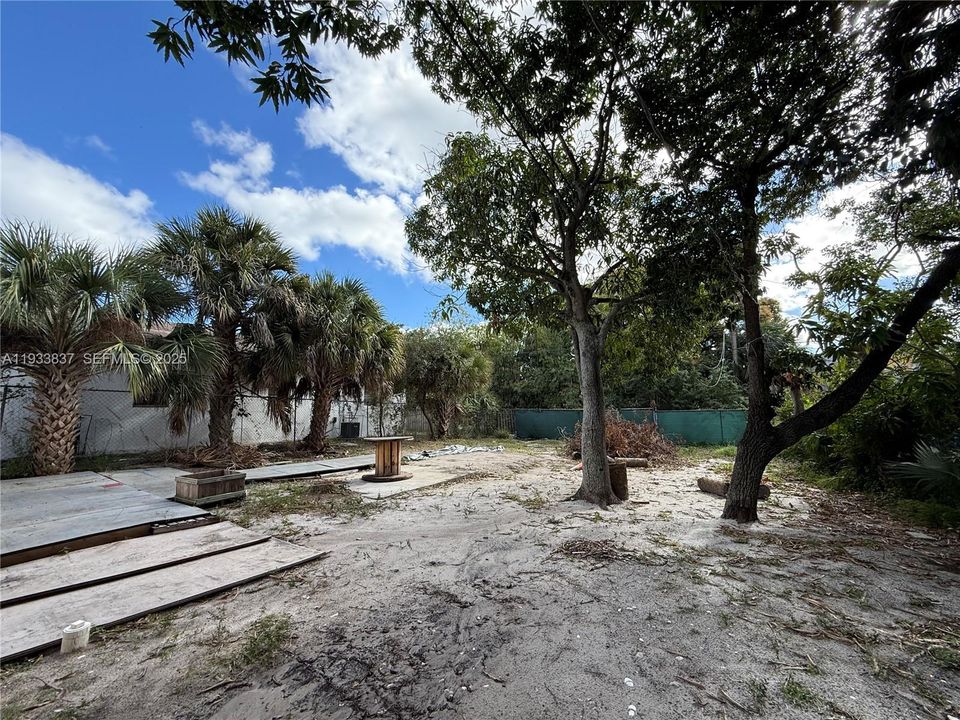 For Rent: $2,100 (3 beds, 1 baths, 1192 Square Feet)