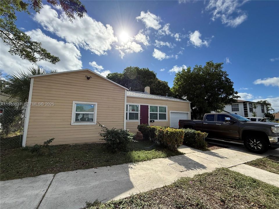 For Rent: $2,100 (3 beds, 1 baths, 1192 Square Feet)