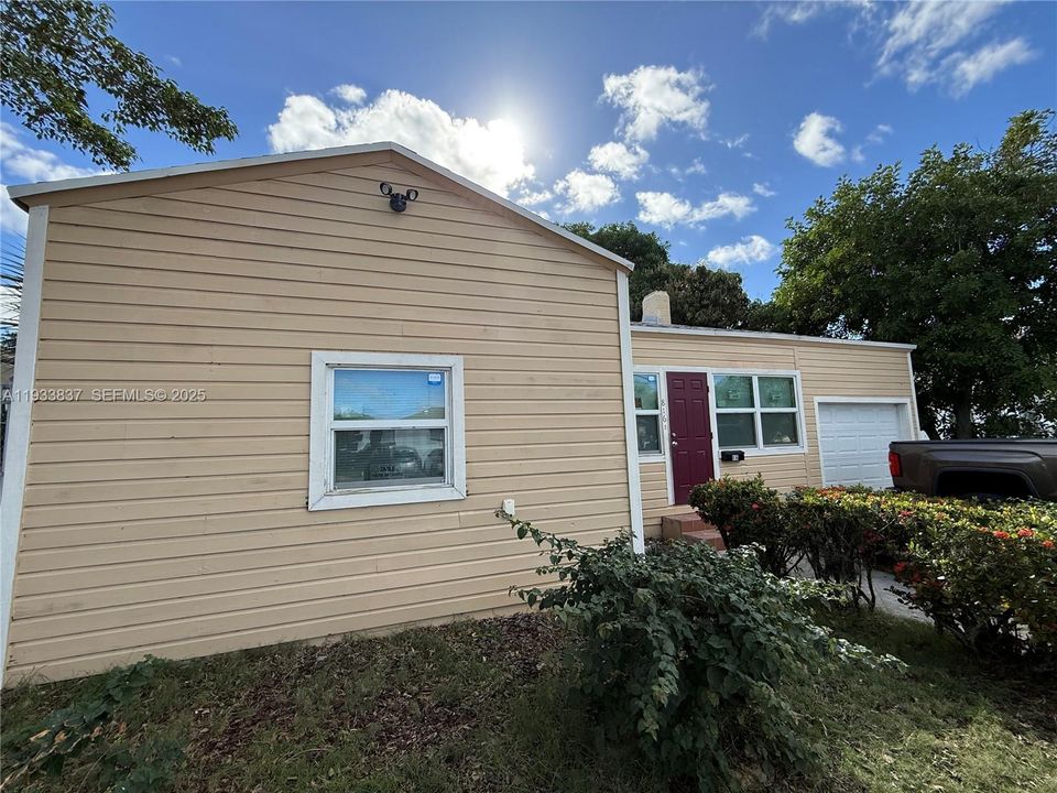 For Rent: $2,100 (3 beds, 1 baths, 1192 Square Feet)