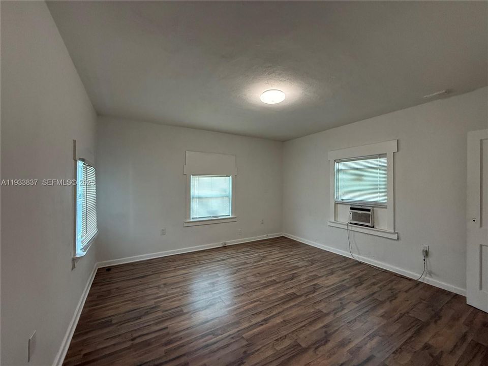 For Rent: $2,100 (3 beds, 1 baths, 1192 Square Feet)