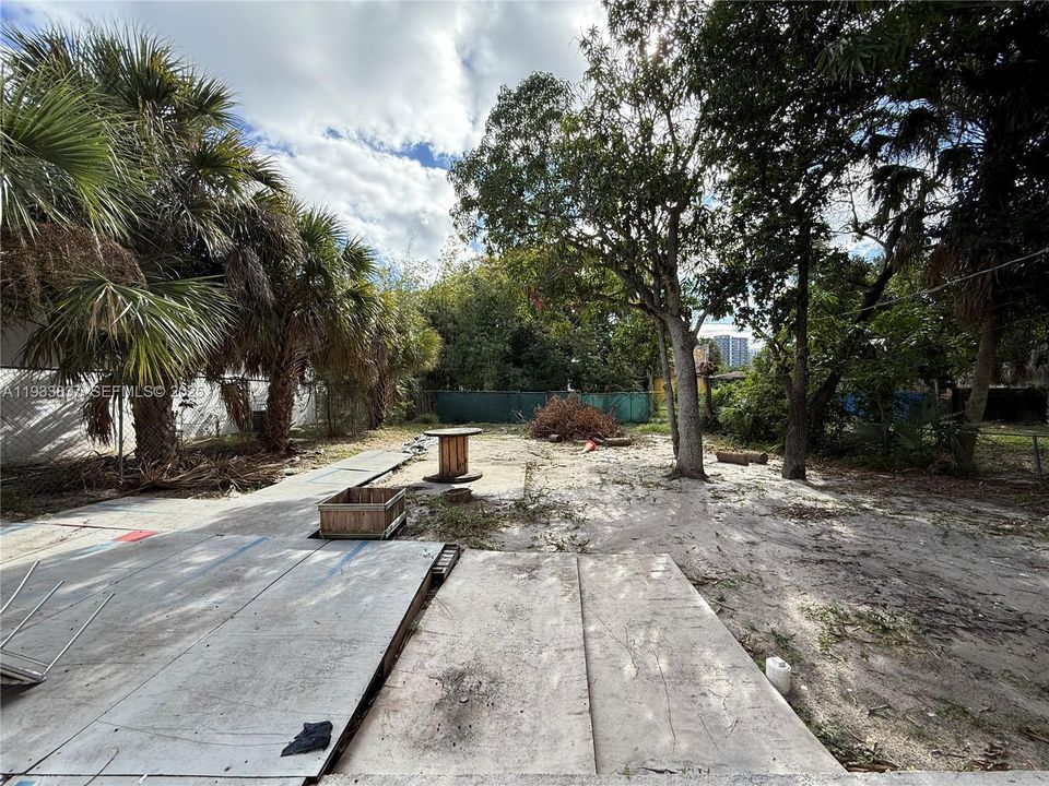 For Rent: $2,100 (3 beds, 1 baths, 1192 Square Feet)