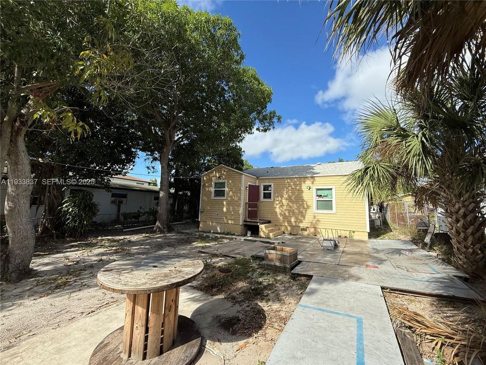 For Rent: $2,100 (3 beds, 1 baths, 1192 Square Feet)