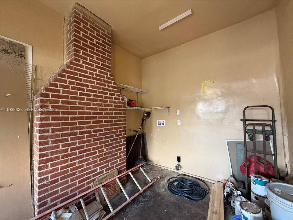 For Rent: $2,100 (3 beds, 1 baths, 1192 Square Feet)