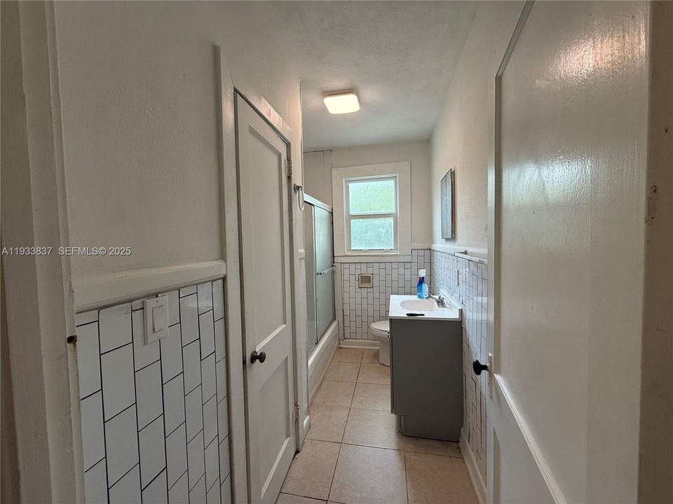 For Rent: $2,100 (3 beds, 1 baths, 1192 Square Feet)