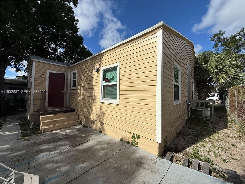 For Rent: $2,100 (3 beds, 1 baths, 1192 Square Feet)