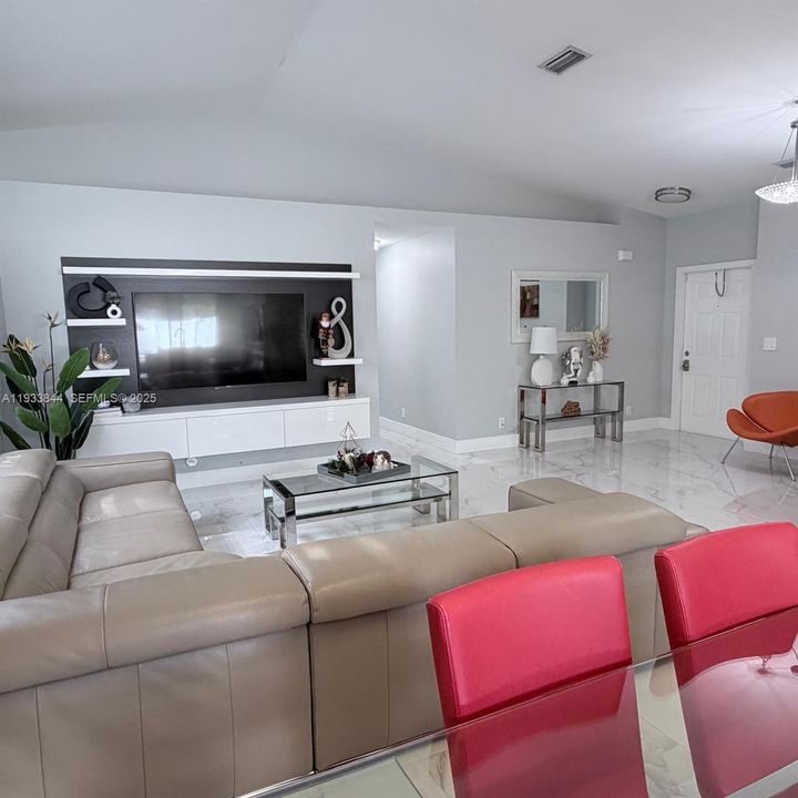 На продажу: $599,995 (4 спален, 2 ванн, 1477 Квадратных фут)