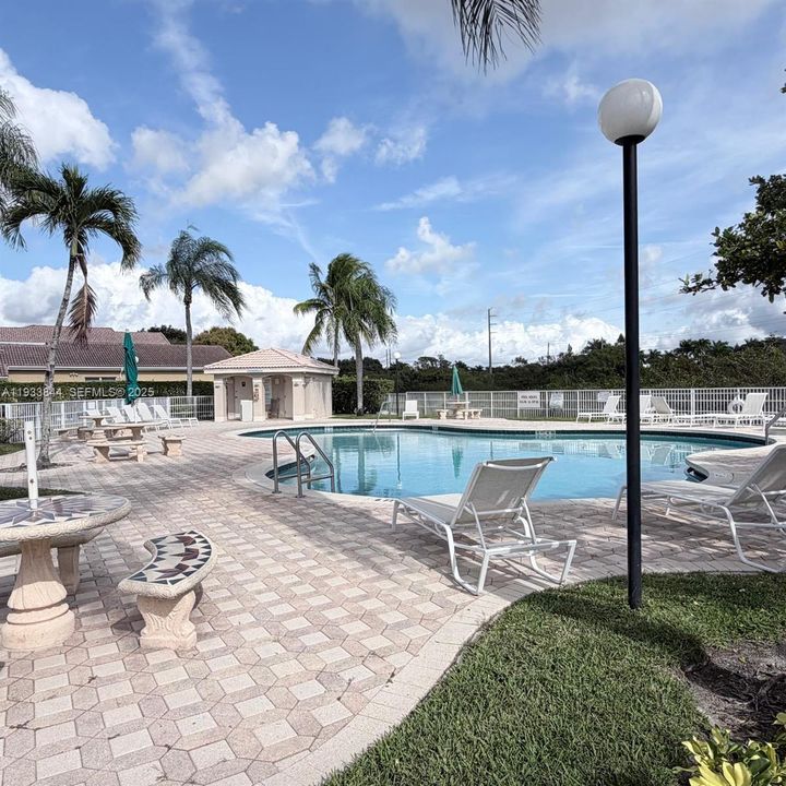 На продажу: $599,995 (4 спален, 2 ванн, 1477 Квадратных фут)