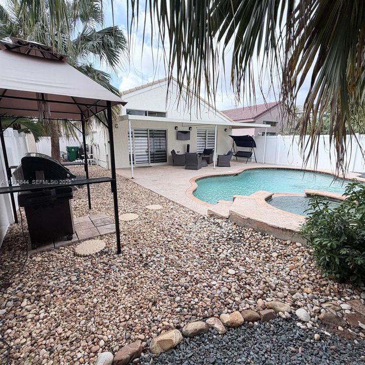 На продажу: $599,995 (4 спален, 2 ванн, 1477 Квадратных фут)