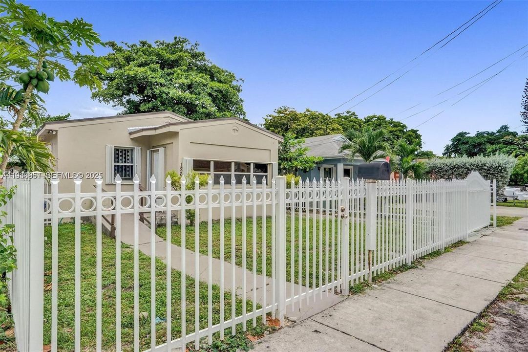 На продажу: $340,000 (2 спален, 1 ванн, 850 Квадратных фут)