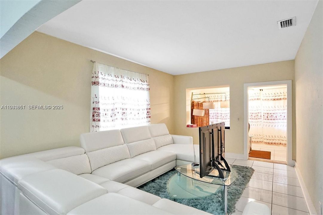 На продажу: $340,000 (2 спален, 1 ванн, 850 Квадратных фут)