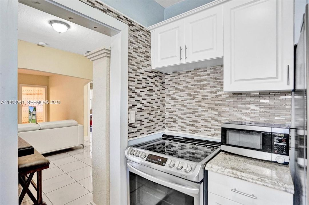 На продажу: $340,000 (2 спален, 1 ванн, 850 Квадратных фут)