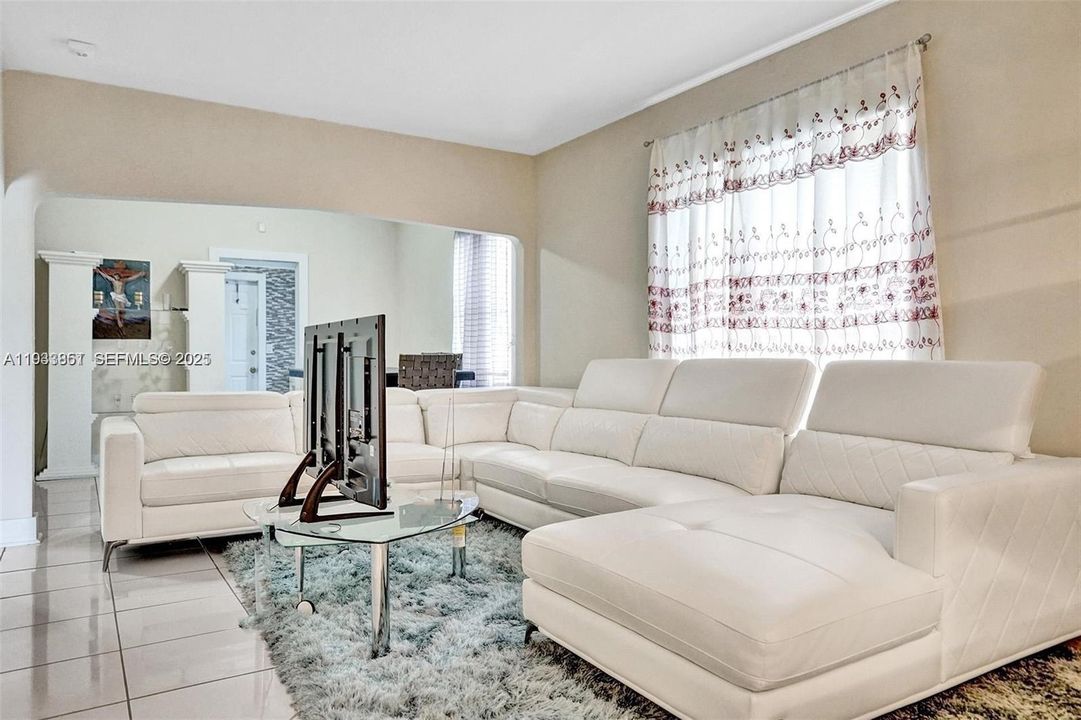 На продажу: $340,000 (2 спален, 1 ванн, 850 Квадратных фут)