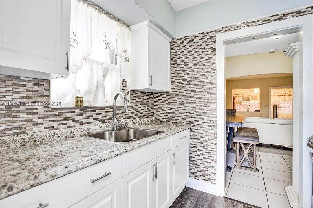 На продажу: $340,000 (2 спален, 1 ванн, 850 Квадратных фут)