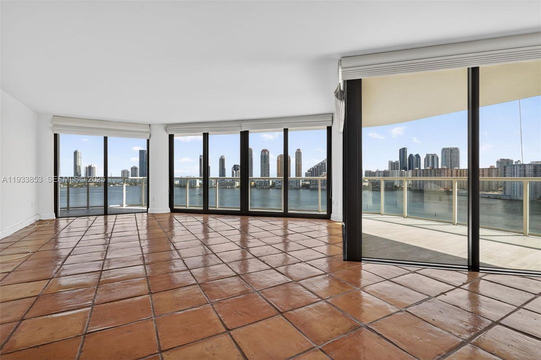 En Venta: $895,000 (2 camas, 2 baños, 2120 Pies cuadrados)