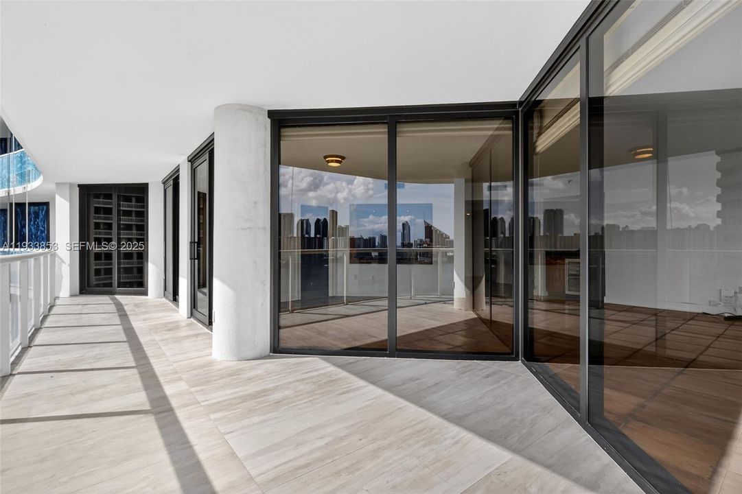 En Venta: $895,000 (2 camas, 2 baños, 2120 Pies cuadrados)