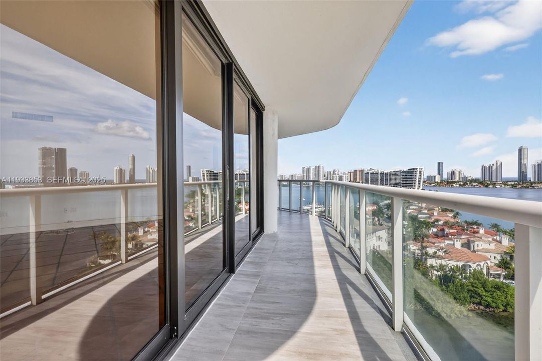 En Venta: $895,000 (2 camas, 2 baños, 2120 Pies cuadrados)