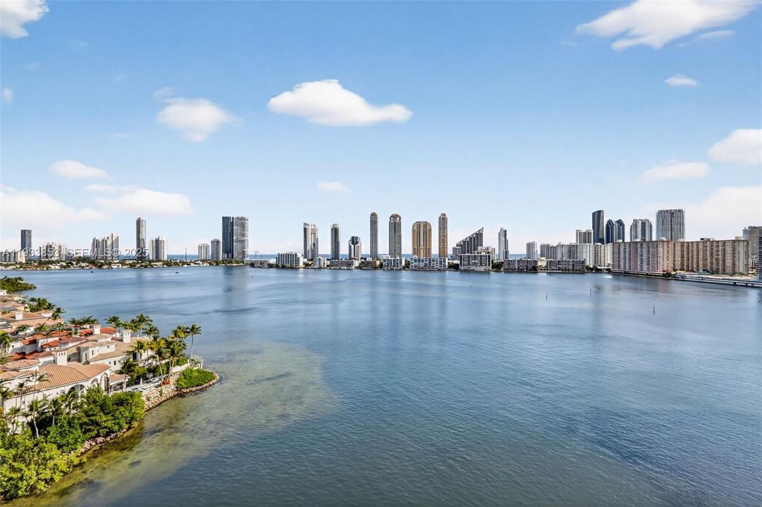 En Venta: $895,000 (2 camas, 2 baños, 2120 Pies cuadrados)