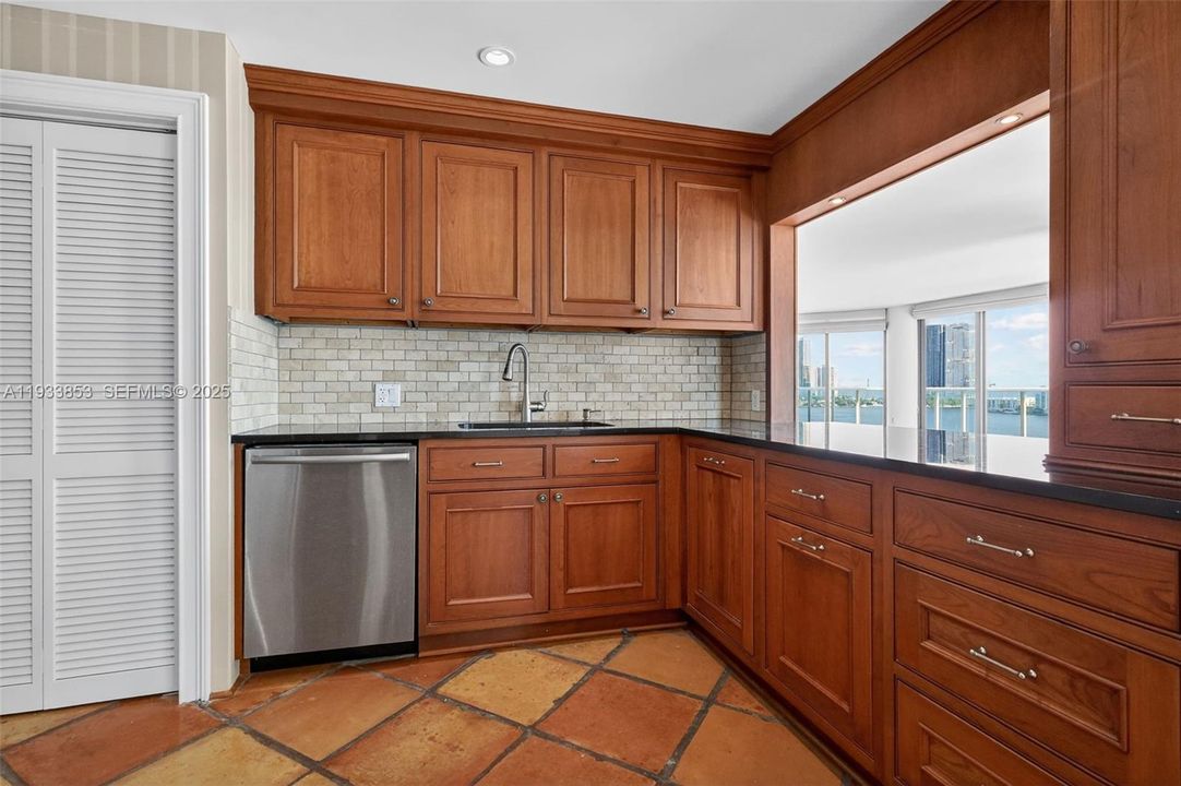 En Venta: $895,000 (2 camas, 2 baños, 2120 Pies cuadrados)