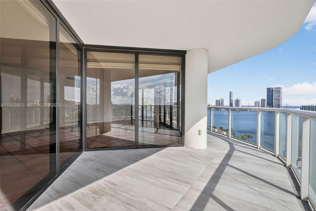 En Venta: $895,000 (2 camas, 2 baños, 2120 Pies cuadrados)