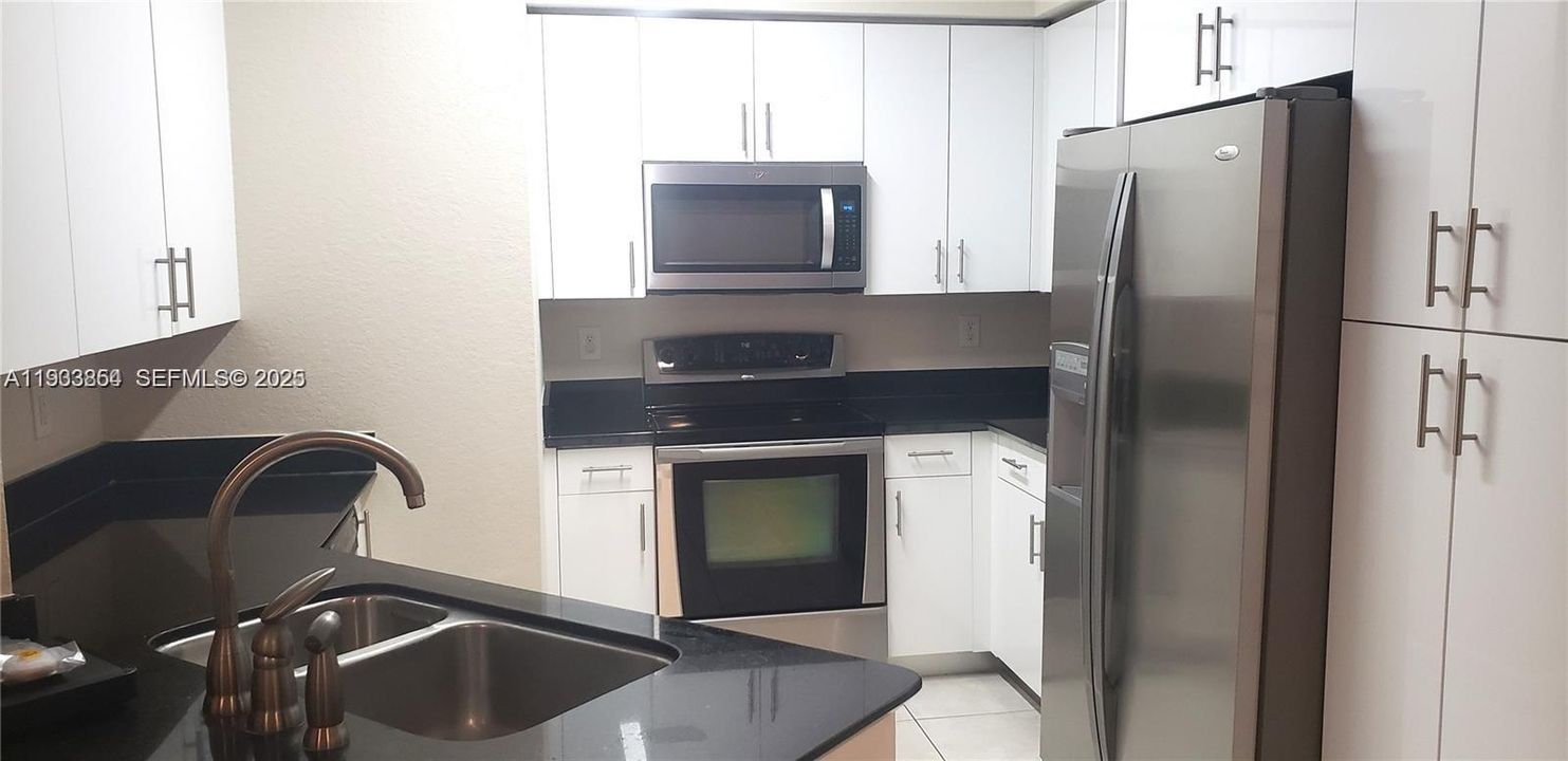 For Rent: $2,250 (1 beds, 1 baths, 899 Square Feet)