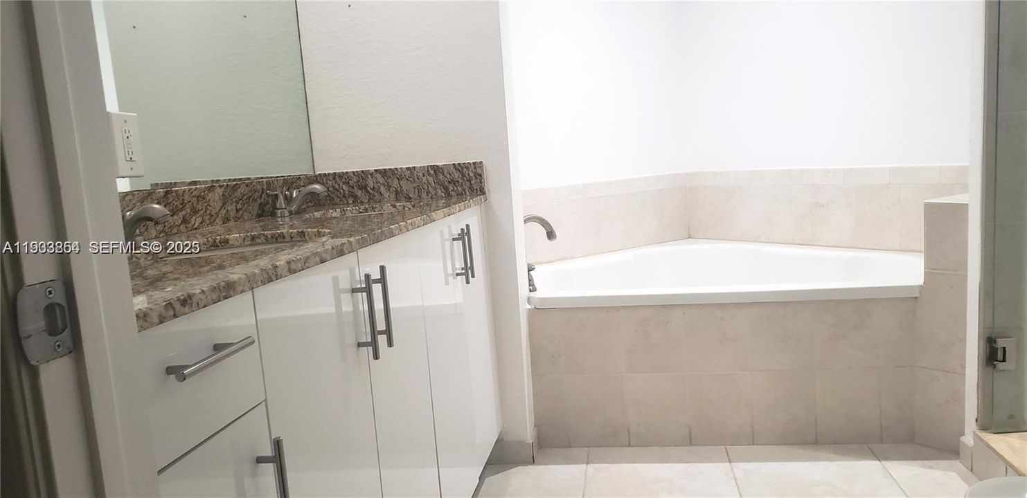 For Rent: $2,250 (1 beds, 1 baths, 899 Square Feet)